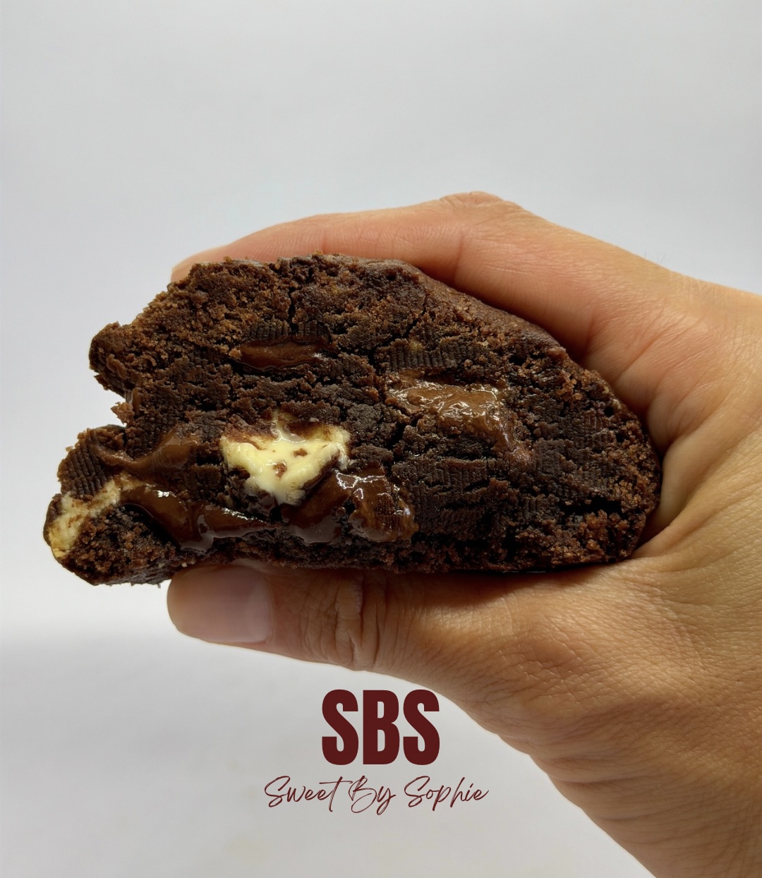 Cookie Dark Love aux trois chocolats tenu à la main