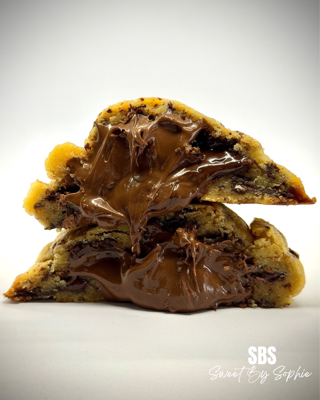 Cookie SBS fourré au chocolat coulant, coupé en deux